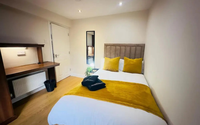 Spacious 6-bedroom Terraced House Sleeps 8 Near City Centre
