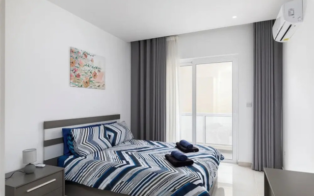 Modern Stylish 3 BR APT with Balcony