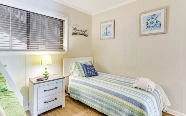Walk to Beach: Condo w/ Balcony in Hilton Head