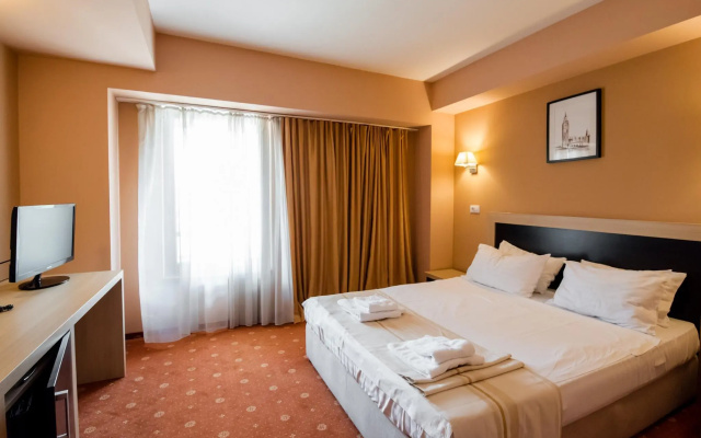 Hotel Oxford Inn & Suites