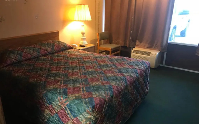 Budget Host Village Inn