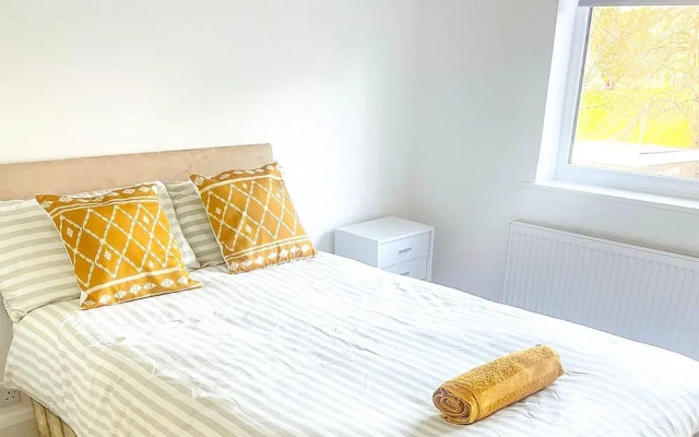 Central London 2-bed Apartment