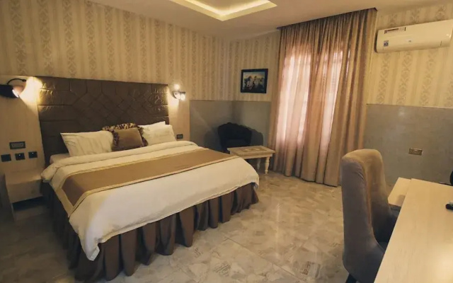 Candellux Imperial Hotel and Suites