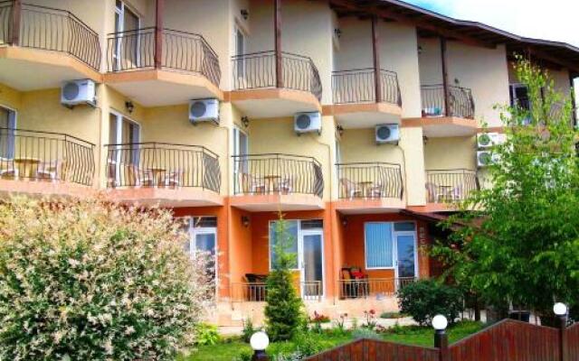 Отель Aura Family Hotel Болгария, Равда - отзывы, цены и фото номеров - забронировать отель Aura Family Hotel онлайн вид на фасад