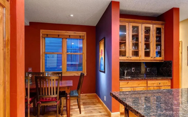 Town Lift Gem 4 Bedroom by RedAwning