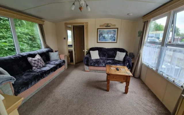 2 Bed Caravan - Sleeps 6 - Pets - Pool - Parking
