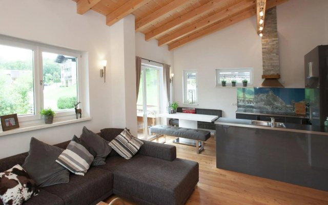 Stunning Holiday Home With Balcony, Ski Storage, Parking
