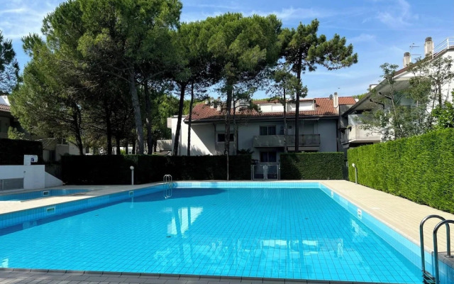 Ideal Getaway Flat With Solarium and Pool