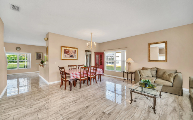 Hampton Estates 439, Davenport , US