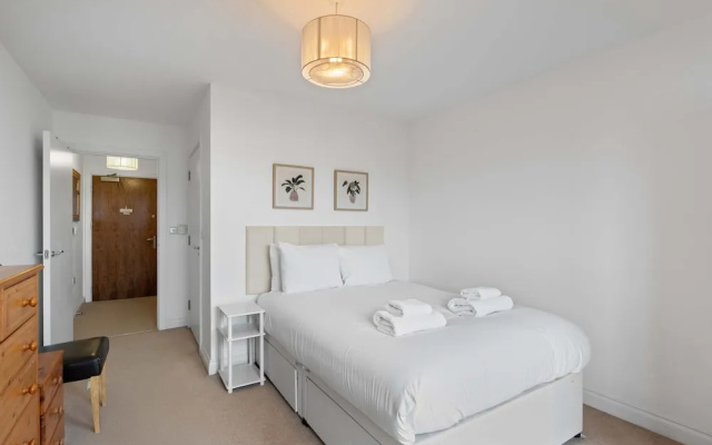 Brighton Getaway - Modern Apartment With Balcony
