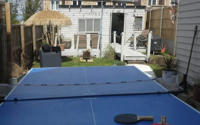 Isle 2-bed Retreat- Sleeps 4, Garden & Games Room
