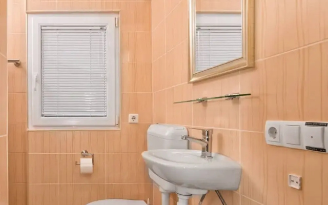 Hidden Gem Holiday Home With Pool in Kastel Stafilic