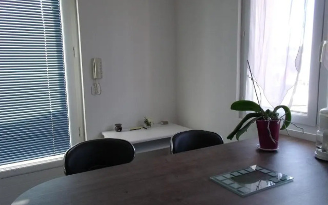 Studio Lumineux Avec Terrasse
