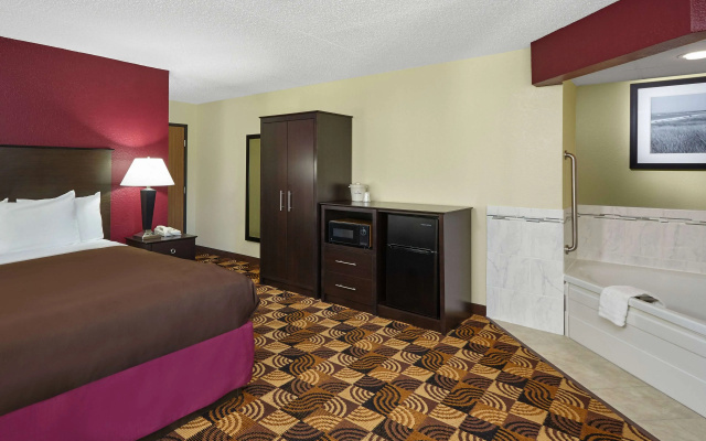 AmericInn by Wyndham Elkhorn Near Lake Geneva