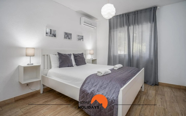 #002 Amazing Apartment Next City Center,Beach