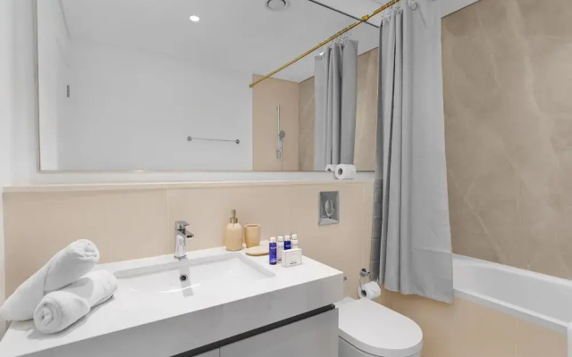 Maison Privee - Deluxe 3BR Apt w/ Dubai Marina View and Beach Access
