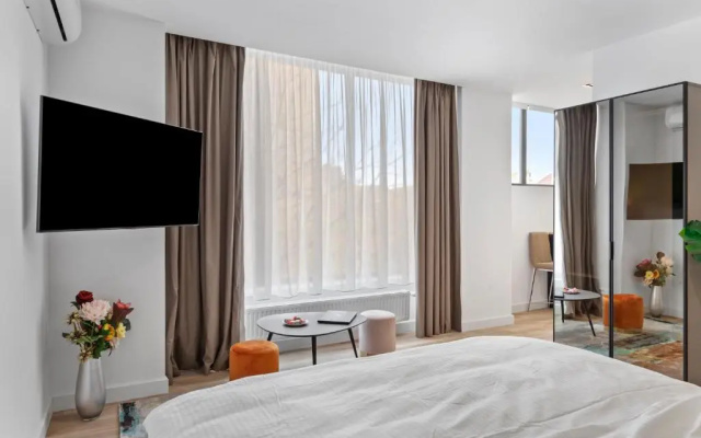 One88 Apartments Plus - Brand New Premium King Studio