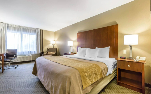 Comfort Inn & Suites East Moline Near I-80
