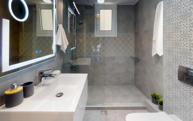 Motley Elegant Apartment by Estia