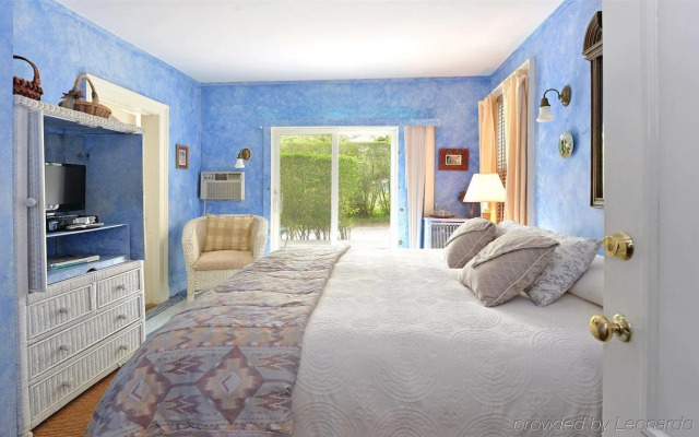 Village Latch Inn Hotel