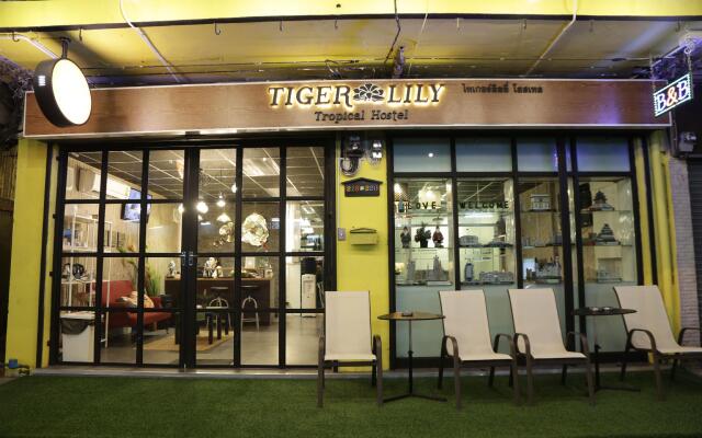 Tiger Lily Hostel Бангкок вид на фасад