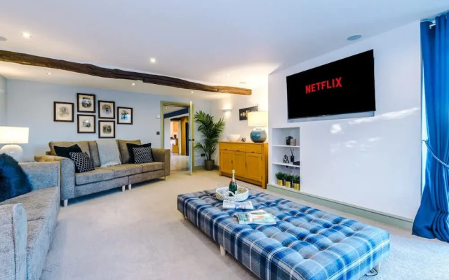 Luxurious Private Home w Hot Tub Log Burner