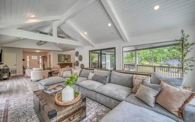 New! Luxury Riverfront Villa W/firepit & Gameroom!