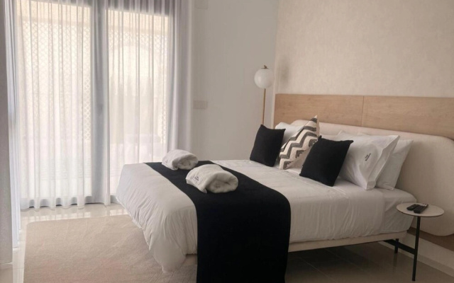 3 Bed Villa - Sleeps 6 - Private Pool - Parking