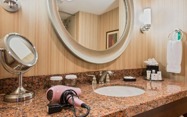 Crowne Plaza Hotel Milwaukee West