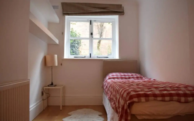 Shepherd's Bush 2 Bedroom Flat With Garden