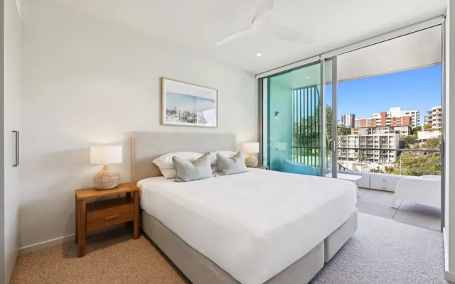 Beachfront 1-bed Flat With Pool & Gym Access