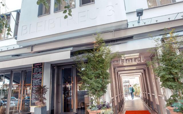 Отель Bleibtreu Berlin by Golden Tulip Германия, Берлин - 3 отзыва об отеле, цены и фото номеров - забронировать отель Bleibtreu Berlin by Golden Tulip онлайн вид на фасад