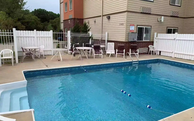 Holiday Inn Express Wichita North - Park City by IHG