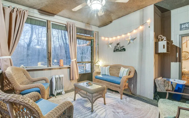 Eco-friendly Poconos Cabin w/ EV Charger!