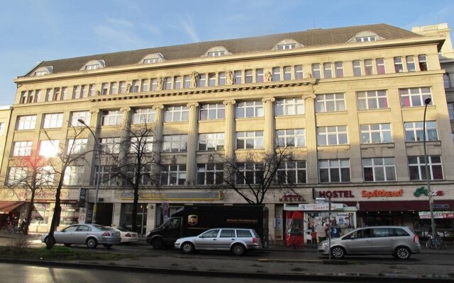 Отель Metropol Hostel Berlin Германия, Берлин - 12 отзывов об отеле, цены и фото номеров - забронировать отель Metropol Hostel Berlin онлайн вид на фасад