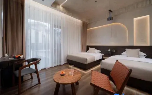 Hua Zhu · Stylist Art Accommodation