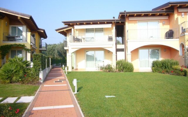 Отель Montecolo Resort Манерба-дель-Гарда вид на фасад