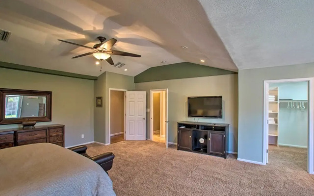 Group Getaway w/ Pool & Putting Green in Glendale