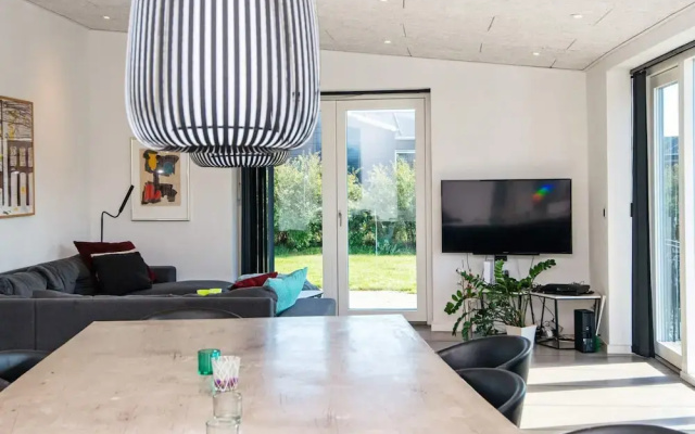 Luxury Lakeside Retreat With Spa-by Traum