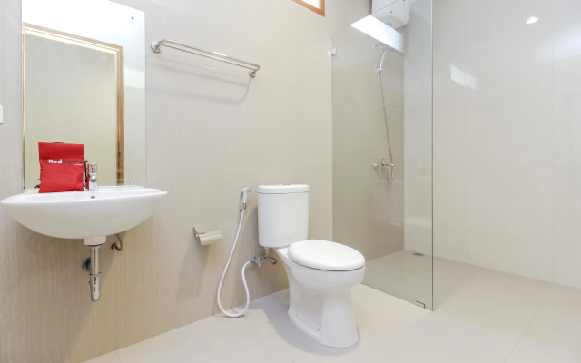 RedDoorz Premium near Ragunan Zoo 2