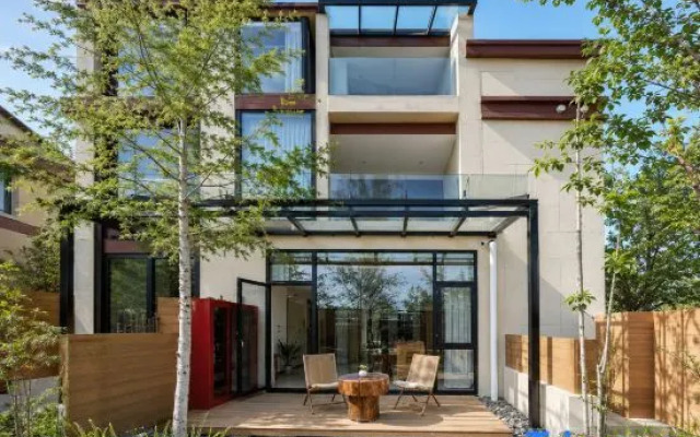Lake Tower Whisper Guest house