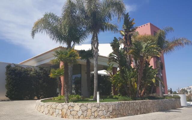 Отель Pestana Alvor Park Hotel Apartamento Португалия, Портимао - отзывы, цены и фото номеров - забронировать отель Pestana Alvor Park Hotel Apartamento онлайн вид на фасад