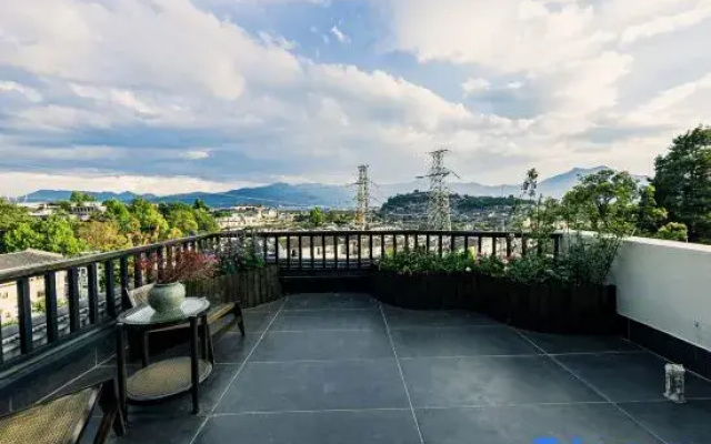 Qianshan Viewing Homestay (Lijiang Dashuiche)