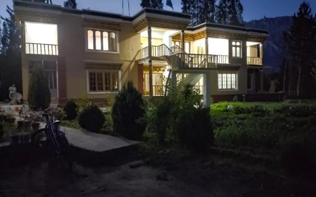 La-Tsas Guest House