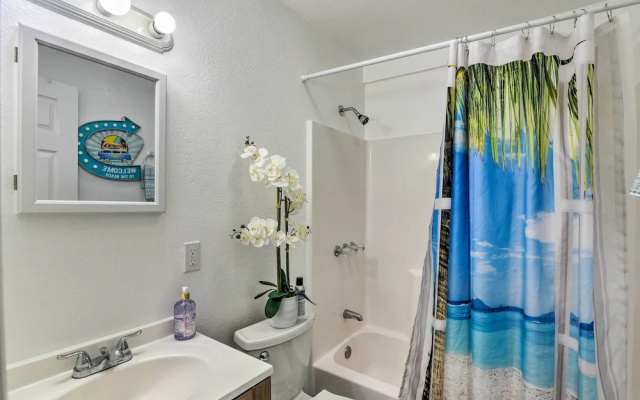 Galveston Retreat w/ Backyard & Patio!