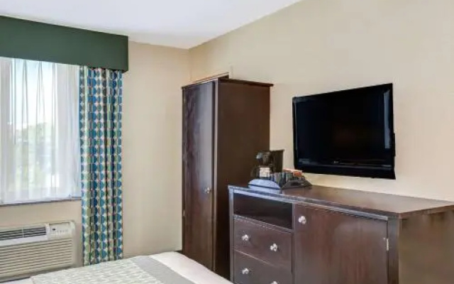 Hillcrest Hotel Near JFK Airtrain