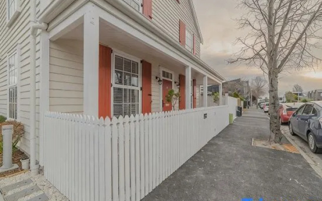 Modern City Retreat – 3BR, 2BA