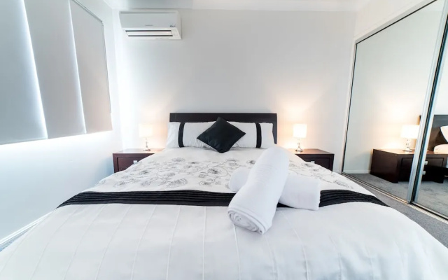 1 Bedroom Gold Coast Beachside Apt w/AC + Parking