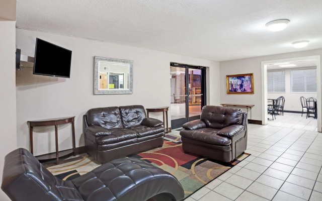 Super 8 by Wyndham Nashville/ Dntn/ Opryland Area