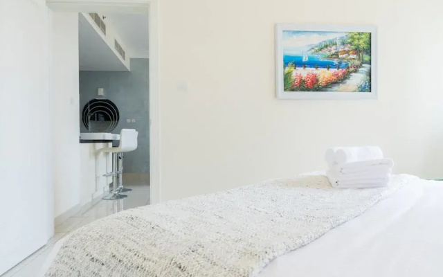 Luxury Urban Retreat w Burj Khalifa Views